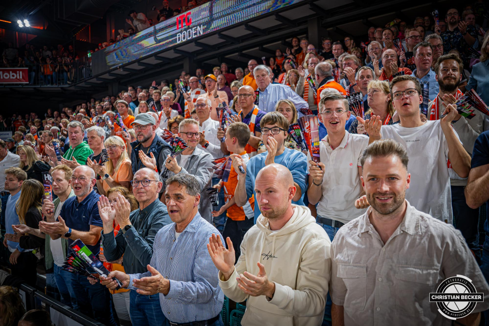 1. Basketball Bundesliga, easyCredit BBL, Saison 2025/2026, Herren, Hauptrunde, 1. Spieltag, 27.09.2025, RASTA Vechta - MLP Academics Heidelberg
Die Fans von RASTA Vechta w&auml;hrend der Partie w&auml;hrend der Partie
Schlüsselwörter: 1. Bundesliga;1. Spieltag;27.09.2025;Academics;BBL;Basketball;Hauptrunde;Heidelberg;Liga;MLP;RASTA;RASTA Dome;Saison 2025/2026;Vechta;easycredit