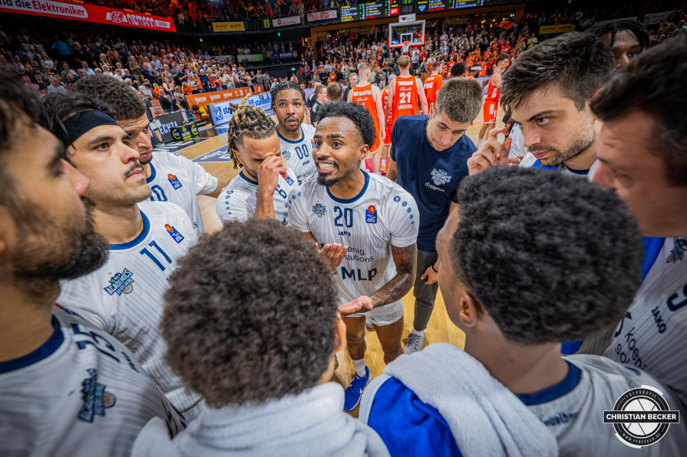 1. Basketball Bundesliga, easyCredit BBL, Saison 2025/2026, Herren, Hauptrunde, 1. Spieltag, 27.09.2025, RASTA Vechta - MLP Academics Heidelberg
Michael Weathers (#20 - MLP Academics Heidelberg) stimmt das Team ein
Schlüsselwörter: 1. Bundesliga;1. Spieltag;27.09.2025;Academics;BBL;Basketball;Hauptrunde;Heidelberg;Liga;MLP;RASTA;RASTA Dome;Saison 2025/2026;Vechta;easycredit