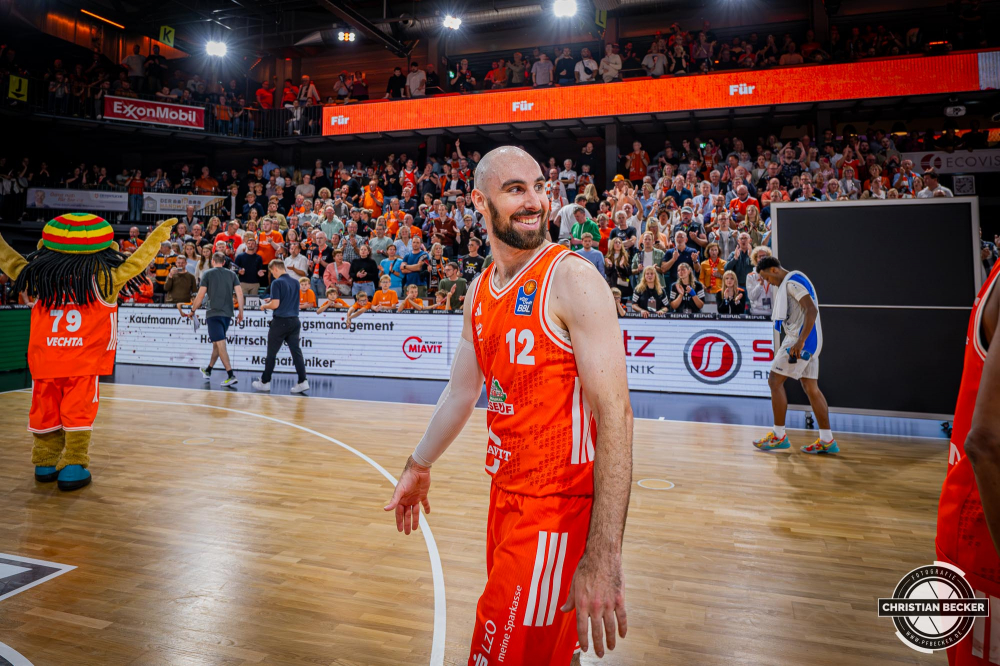 1. Basketball Bundesliga, easyCredit BBL, Saison 2025/2026, Herren, Hauptrunde, 1. Spieltag, 27.09.2025, RASTA Vechta - MLP Academics Heidelberg
Tommy Kuhse (#12 - RASTA Vechta) nach der Partie
Schlüsselwörter: 1. Bundesliga;1. Spieltag;27.09.2025;Academics;BBL;Basketball;Hauptrunde;Heidelberg;Liga;MLP;RASTA;RASTA Dome;Saison 2025/2026;Vechta;easycredit