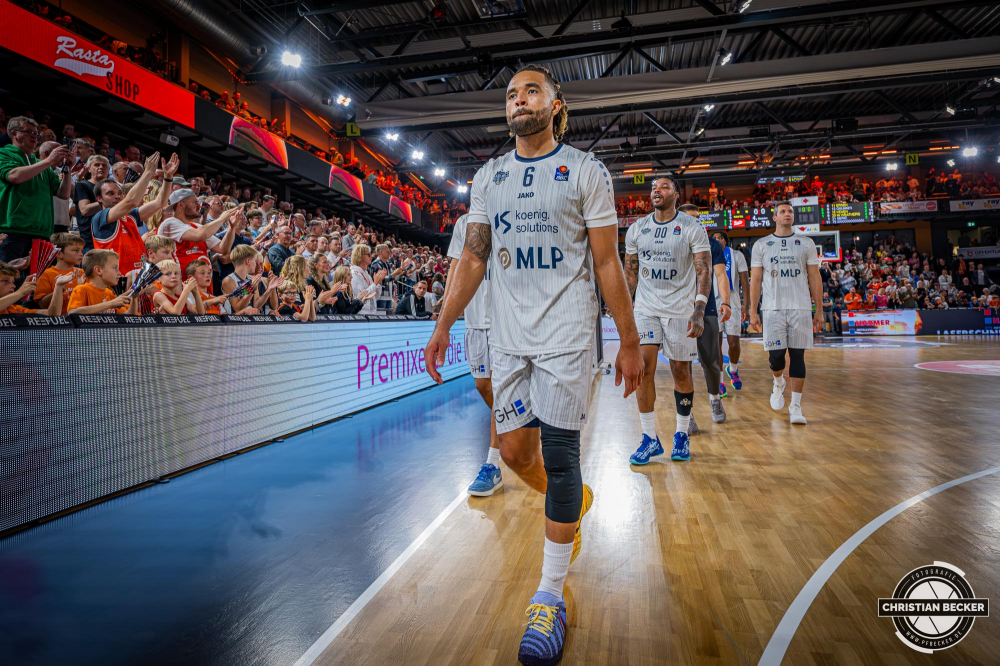 1. Basketball Bundesliga, easyCredit BBL, Saison 2025/2026, Herren, Hauptrunde, 1. Spieltag, 27.09.2025, RASTA Vechta - MLP Academics Heidelberg
Michael Flowers (#6 - MLP Academics Heidelberg) nach der Partie
Schlüsselwörter: 1. Bundesliga;1. Spieltag;27.09.2025;Academics;BBL;Basketball;Hauptrunde;Heidelberg;Liga;MLP;RASTA;RASTA Dome;Saison 2025/2026;Vechta;easycredit