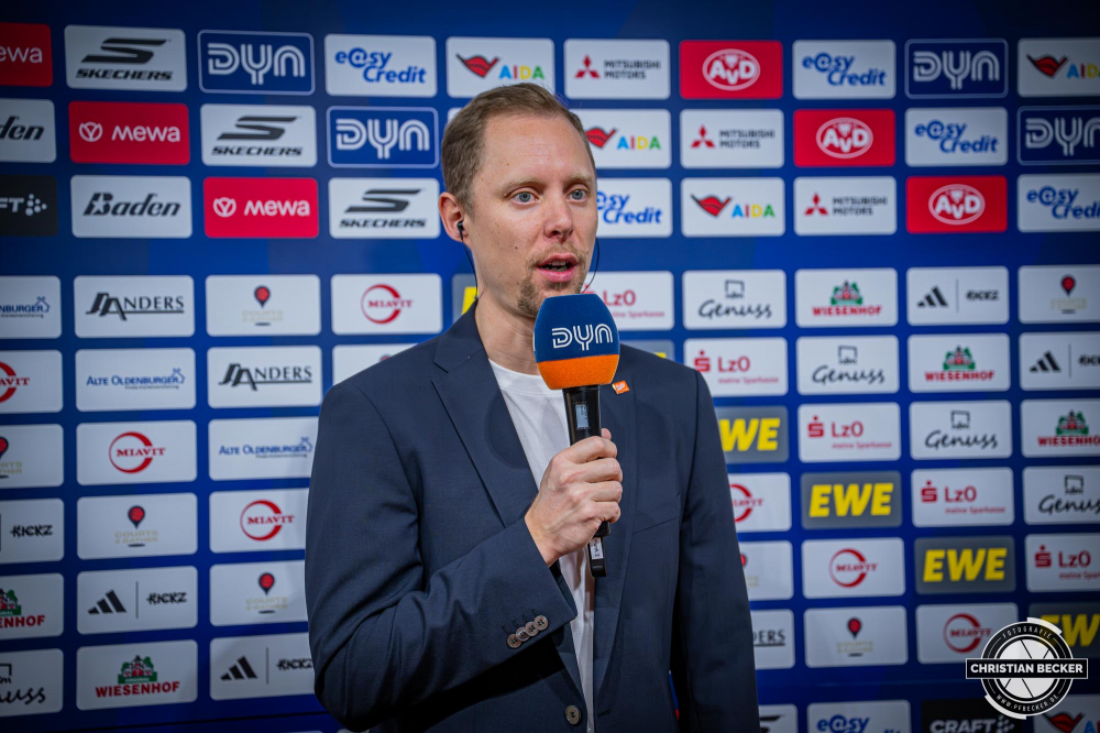 1. Basketball Bundesliga, easyCredit BBL, Saison 2025/2026, Herren, Hauptrunde, 3. Spieltag, 04.10.2025, RASTA Vechta - SYNTAINICS MBC
Christian Held (Head-Coach - RASTA Vechta) im Interview
Schlüsselwörter: 04.10.2025;1. Bundesliga;3. Spieltag;BBL;Basketball;Hauptrunde;Liga;MBC;RASTA;RASTA Dome;Saison 2025/2026;Syntainics;Vechta;Wei&szlig;enfels;easycredit