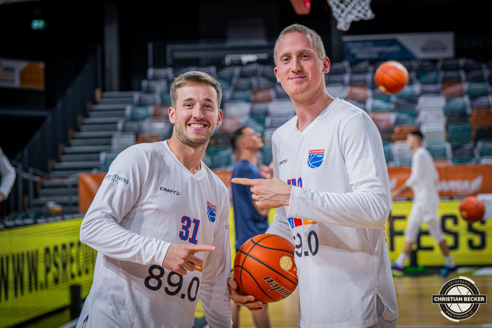 1. Basketball Bundesliga, easyCredit BBL, Saison 2025/2026, Herren, Hauptrunde, 3. Spieltag, 04.10.2025, RASTA Vechta - SYNTAINICS MBC
Spencer Reaves (#31 - SYNTAINICS MBC) und Collin Welp (#40 - SYNTAINICS MBC)
Schlüsselwörter: 04.10.2025;1. Bundesliga;3. Spieltag;BBL;Basketball;Hauptrunde;Liga;MBC;RASTA;RASTA Dome;Saison 2025/2026;Syntainics;Vechta;Wei&szlig;enfels;easycredit