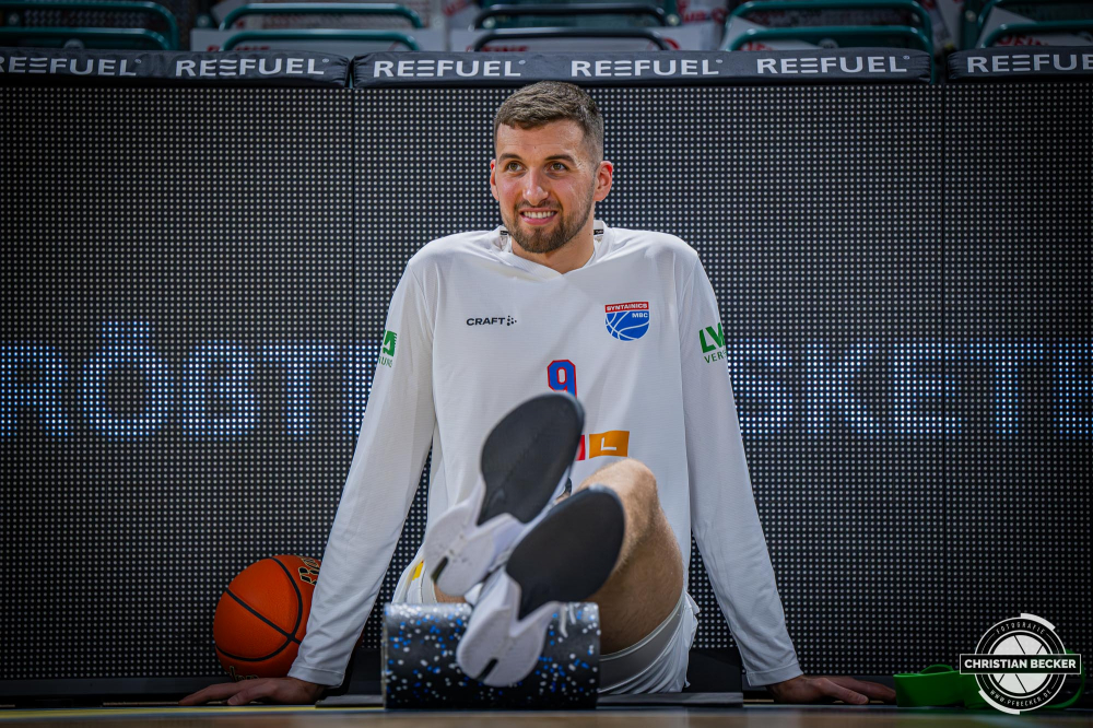 1. Basketball Bundesliga, easyCredit BBL, Saison 2025/2026, Herren, Hauptrunde, 3. Spieltag, 04.10.2025, RASTA Vechta - SYNTAINICS MBC
Kresimir Nikic (#9 - SYNTAINICS MBC) vor der Partie
Schlüsselwörter: 04.10.2025;1. Bundesliga;3. Spieltag;BBL;Basketball;Hauptrunde;Liga;MBC;RASTA;RASTA Dome;Saison 2025/2026;Syntainics;Vechta;Wei&szlig;enfels;easycredit