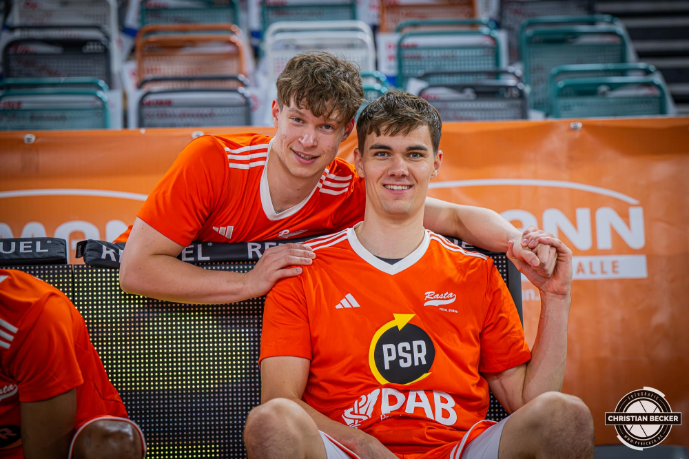 1. Basketball Bundesliga, easyCredit BBL, Saison 2025/2026, Herren, Hauptrunde, 3. Spieltag, 04.10.2025, RASTA Vechta - SYNTAINICS MBC
Roy Krupnikas (#24 - RASTA Vechta) und Joschka Ferner (#9 - RASTA Vechta)
Schlüsselwörter: 04.10.2025;1. Bundesliga;3. Spieltag;BBL;Basketball;Hauptrunde;Liga;MBC;RASTA;RASTA Dome;Saison 2025/2026;Syntainics;Vechta;Wei&szlig;enfels;easycredit