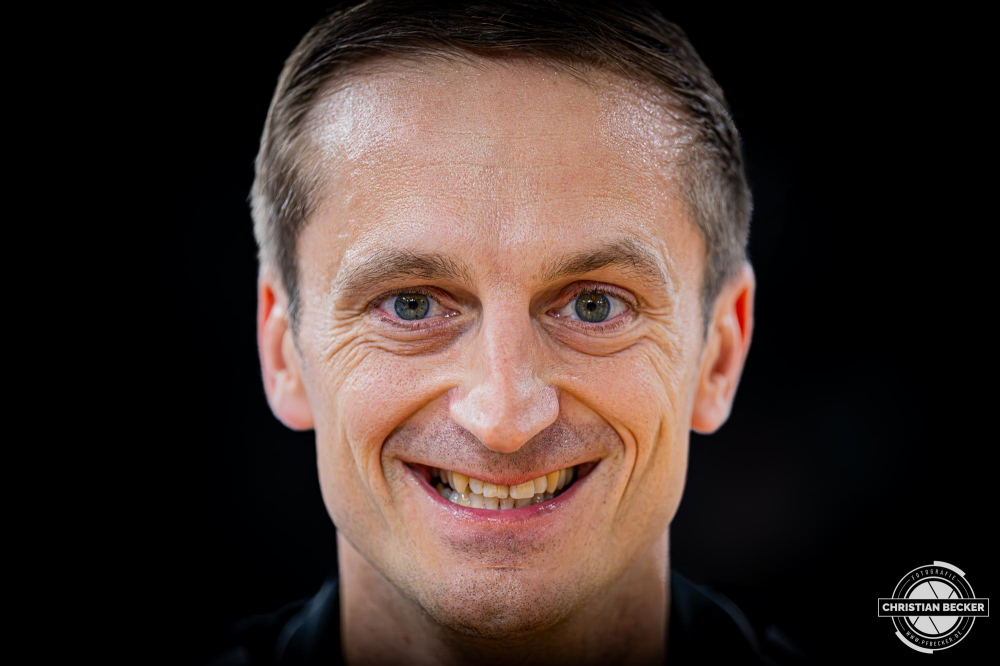 1. Basketball Bundesliga, easyCredit BBL, Saison 2025/2026, Herren, Hauptrunde, 3. Spieltag, 04.10.2025, RASTA Vechta - SYNTAINICS MBC
Domenik Theodorou (Athletic Coach - RASTA Vechta) vor der Partie
Schlüsselwörter: 04.10.2025;1. Bundesliga;3. Spieltag;BBL;Basketball;Hauptrunde;Liga;MBC;RASTA;RASTA Dome;Saison 2025/2026;Syntainics;Vechta;Wei&szlig;enfels;easycredit