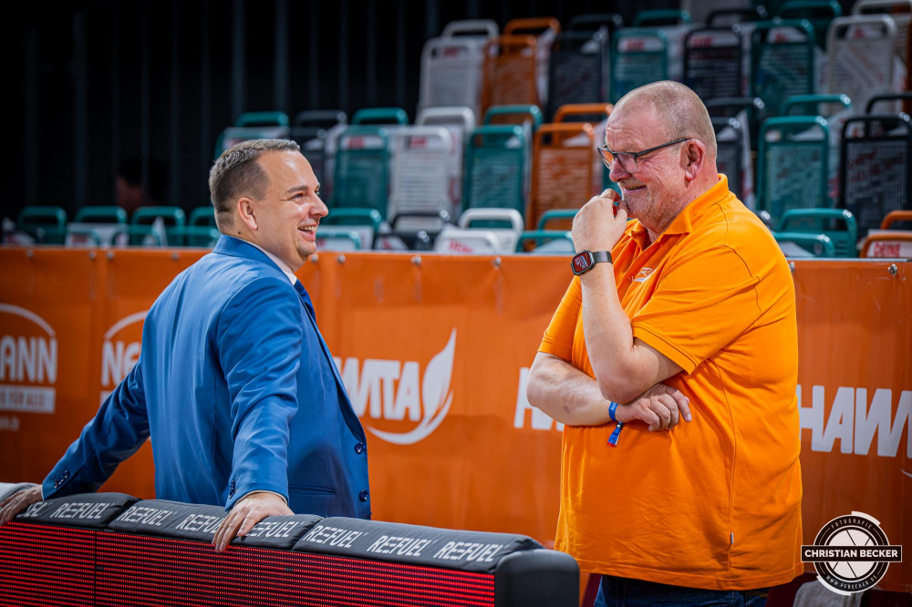 1. Basketball Bundesliga, easyCredit BBL, Saison 2025/2026, Herren, Hauptrunde, 3. Spieltag, 04.10.2025, RASTA Vechta - SYNTAINICS MBC
Martin Geissler (Gesch&auml;ftsf&uuml;hrender Gesellschafter - SYNTAINICS MBC) und Stefan Niemeyer (Gesch&auml;ftsf&uuml;hrender Gesellschafter - RASTA Vechta)
Schlüsselwörter: 04.10.2025;1. Bundesliga;3. Spieltag;BBL;Basketball;Hauptrunde;Liga;MBC;RASTA;RASTA Dome;Saison 2025/2026;Syntainics;Vechta;Wei&szlig;enfels;easycredit