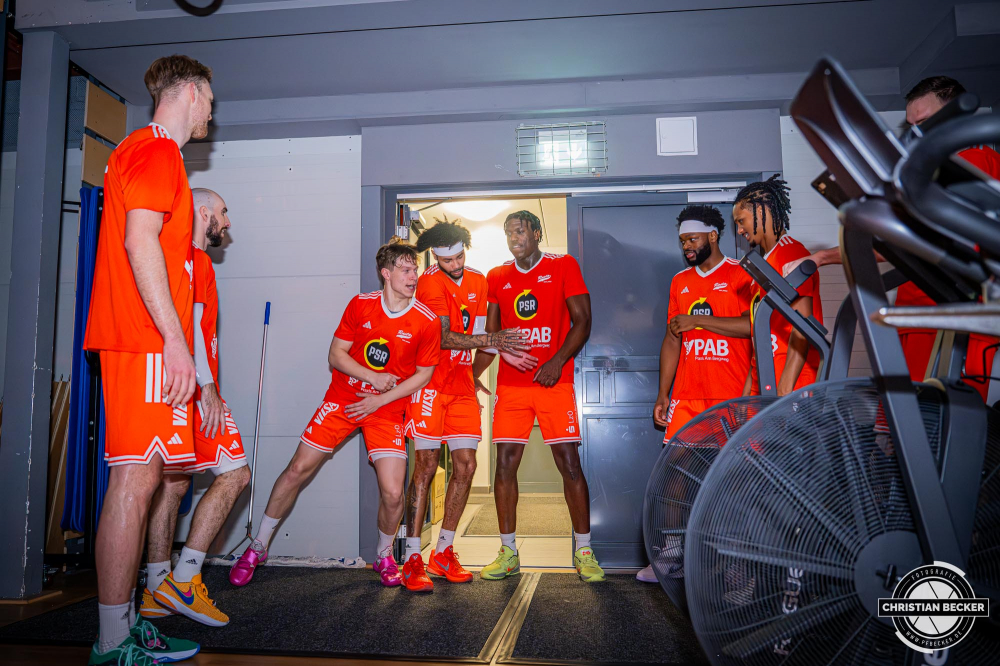 1. Basketball Bundesliga, easyCredit BBL, Saison 2025/2026, Herren, Hauptrunde, 3. Spieltag, 04.10.2025, RASTA Vechta - SYNTAINICS MBC
Das Team von RASTA Vechta vor der Partie
Schlüsselwörter: 04.10.2025;1. Bundesliga;3. Spieltag;BBL;Basketball;Hauptrunde;Liga;MBC;RASTA;RASTA Dome;Saison 2025/2026;Syntainics;Vechta;Wei&szlig;enfels;easycredit