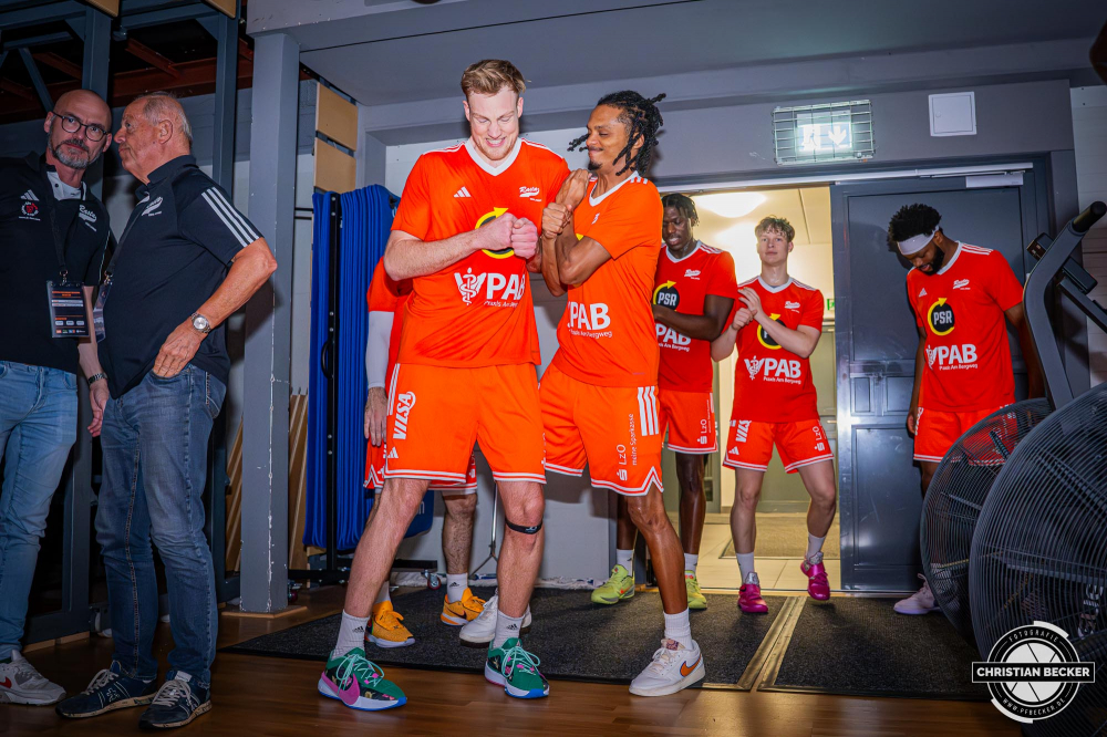 1. Basketball Bundesliga, easyCredit BBL, Saison 2025/2026, Herren, Hauptrunde, 3. Spieltag, 04.10.2025, RASTA Vechta - SYNTAINICS MBC
Lars Thiemann (#21 - RASTA Vechta) und Alonzo Verge (#11 - RASTA Vechta) vor der Partie
Schlüsselwörter: 04.10.2025;1. Bundesliga;3. Spieltag;BBL;Basketball;Hauptrunde;Liga;MBC;RASTA;RASTA Dome;Saison 2025/2026;Syntainics;Vechta;Wei&szlig;enfels;easycredit