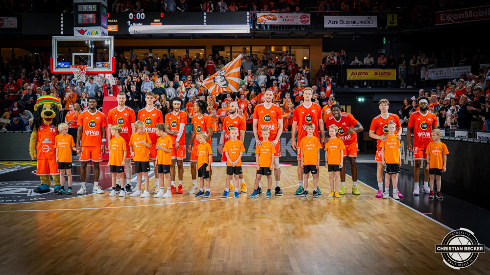 1. Basketball Bundesliga, easyCredit BBL, Saison 2025/2026, Herren, Hauptrunde, 3. Spieltag, 04.10.2025, RASTA Vechta - SYNTAINICS MBC
Das Team von RASTA Vechta mit den die Einlaufkinder vor der Partie
Schlüsselwörter: 04.10.2025;1. Bundesliga;3. Spieltag;BBL;Basketball;Hauptrunde;Liga;MBC;RASTA;RASTA Dome;Saison 2025/2026;Syntainics;Vechta;Wei&szlig;enfels;easycredit