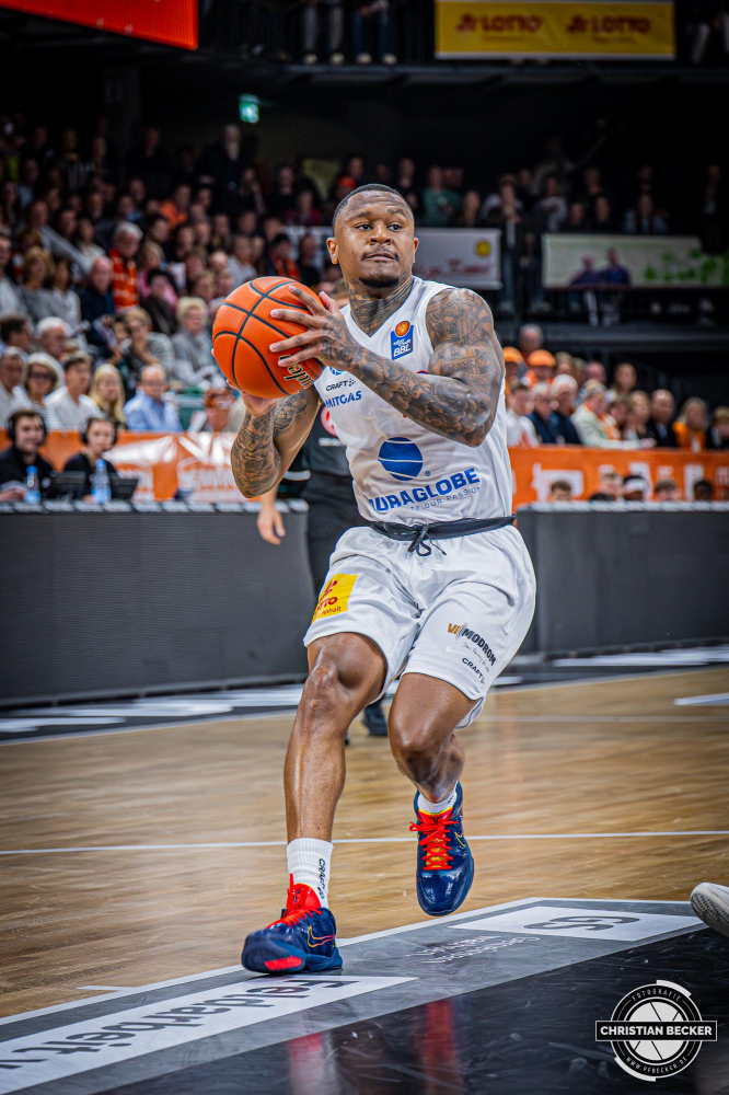 1. Basketball Bundesliga, easyCredit BBL, Saison 2025/2026, Herren, Hauptrunde, 3. Spieltag, 04.10.2025, RASTA Vechta - SYNTAINICS MBC
Charles Callison (#23 - SYNTAINICS MBC) in Aktion
Schlüsselwörter: 04.10.2025;1. Bundesliga;3. Spieltag;BBL;Basketball;Hauptrunde;Liga;MBC;RASTA;RASTA Dome;Saison 2025/2026;Syntainics;Vechta;Wei&szlig;enfels;easycredit