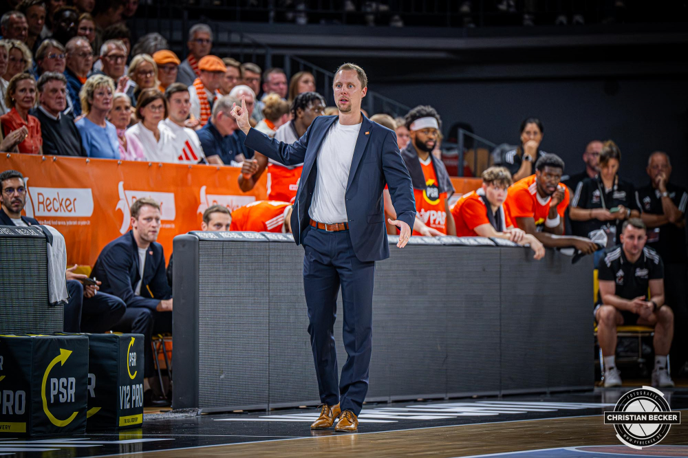 1. Basketball Bundesliga, easyCredit BBL, Saison 2025/2026, Herren, Hauptrunde, 3. Spieltag, 04.10.2025, RASTA Vechta - SYNTAINICS MBC
Christian Held (Head-Coach - RASTA Vechta) w&auml;hrend der Partie
Schlüsselwörter: 04.10.2025;1. Bundesliga;3. Spieltag;BBL;Basketball;Hauptrunde;Liga;MBC;RASTA;RASTA Dome;Saison 2025/2026;Syntainics;Vechta;Wei&szlig;enfels;easycredit