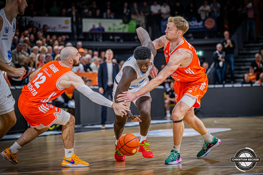 1. Basketball Bundesliga, easyCredit BBL, Saison 2025/2026, Herren, Hauptrunde, 3. Spieltag, 04.10.2025, RASTA Vechta - SYNTAINICS MBC
Khyri Thomas (#0 - SYNTAINICS MBC) in Aktion
Schlüsselwörter: 04.10.2025;1. Bundesliga;3. Spieltag;BBL;Basketball;Hauptrunde;Liga;MBC;RASTA;RASTA Dome;Saison 2025/2026;Syntainics;Vechta;Wei&szlig;enfels;easycredit