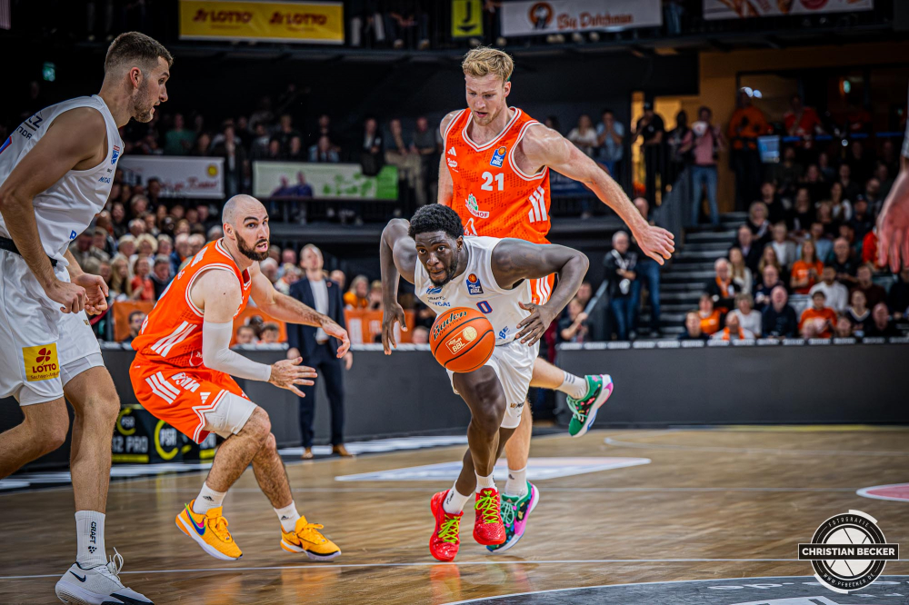 1. Basketball Bundesliga, easyCredit BBL, Saison 2025/2026, Herren, Hauptrunde, 3. Spieltag, 04.10.2025, RASTA Vechta - SYNTAINICS MBC
Khyri Thomas (#0 - SYNTAINICS MBC) in Aktion
Schlüsselwörter: 04.10.2025;1. Bundesliga;3. Spieltag;BBL;Basketball;Hauptrunde;Liga;MBC;RASTA;RASTA Dome;Saison 2025/2026;Syntainics;Vechta;Wei&szlig;enfels;easycredit