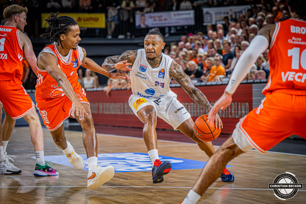 1. Basketball Bundesliga, easyCredit BBL, Saison 2025/2026, Herren, Hauptrunde, 3. Spieltag, 04.10.2025, RASTA Vechta - SYNTAINICS MBC
Charles Callison (#23 - SYNTAINICS MBC) in Aktion
Schlüsselwörter: 04.10.2025;1. Bundesliga;3. Spieltag;BBL;Basketball;Hauptrunde;Liga;MBC;RASTA;RASTA Dome;Saison 2025/2026;Syntainics;Vechta;Wei&szlig;enfels;easycredit