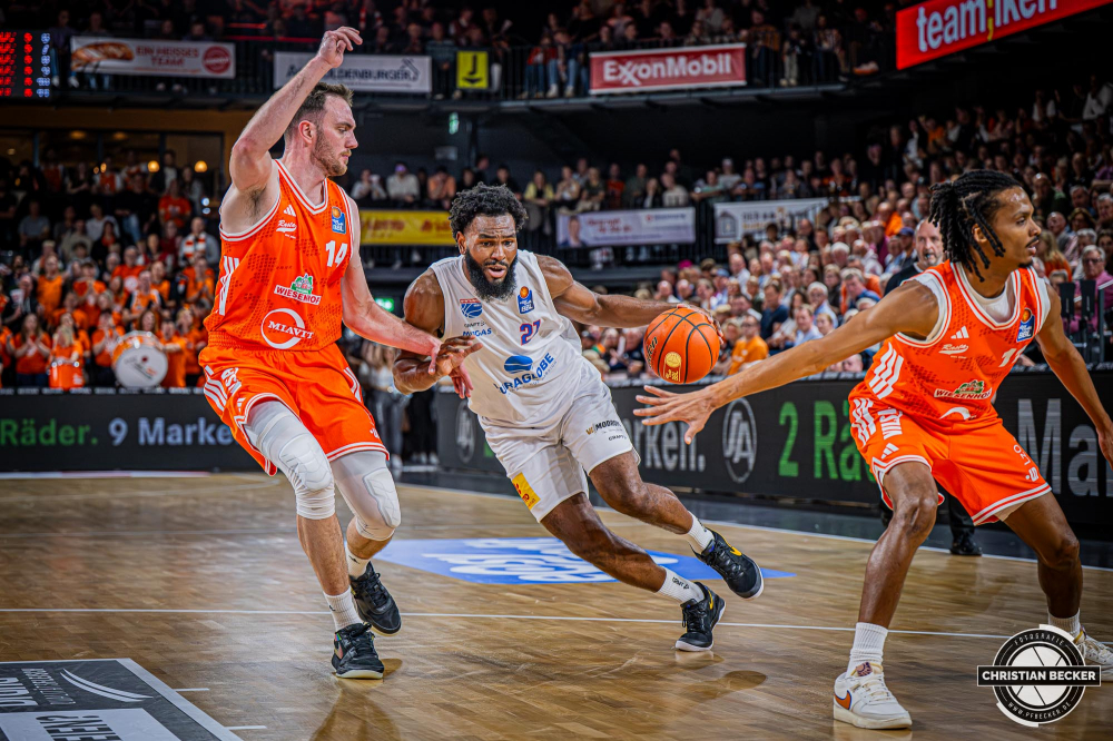 1. Basketball Bundesliga, easyCredit BBL, Saison 2025/2026, Herren, Hauptrunde, 3. Spieltag, 04.10.2025, RASTA Vechta - SYNTAINICS MBC
RJ Gunn (#21 - SYNTAINICS MBC) in Aktion
Schlüsselwörter: 04.10.2025;1. Bundesliga;3. Spieltag;BBL;Basketball;Hauptrunde;Liga;MBC;RASTA;RASTA Dome;Saison 2025/2026;Syntainics;Vechta;Wei&szlig;enfels;easycredit