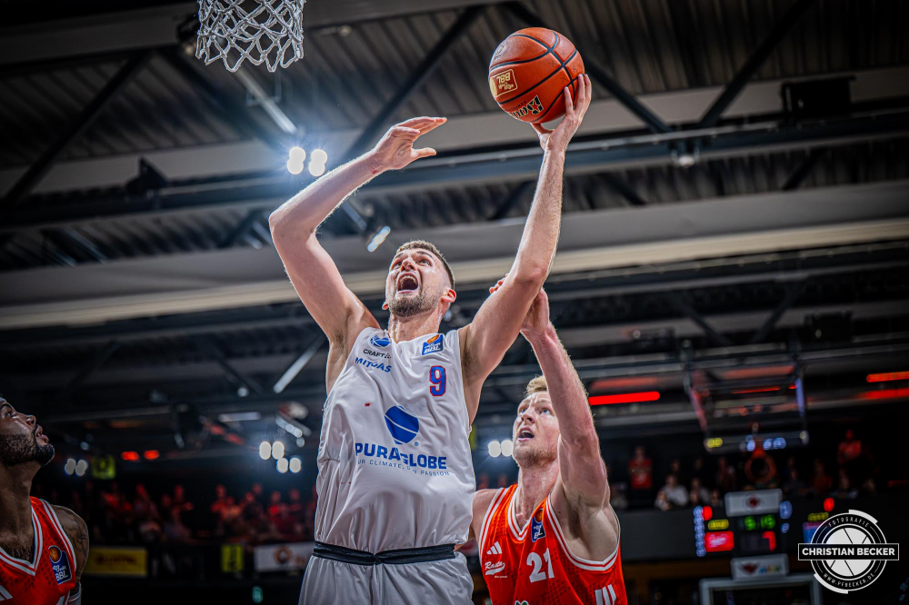 1. Basketball Bundesliga, easyCredit BBL, Saison 2025/2026, Herren, Hauptrunde, 3. Spieltag, 04.10.2025, RASTA Vechta - SYNTAINICS MBC
Kresimir Nikic (#9 - SYNTAINICS MBC) beim Korbleger
Schlüsselwörter: 04.10.2025;1. Bundesliga;3. Spieltag;BBL;Basketball;Hauptrunde;Liga;MBC;RASTA;RASTA Dome;Saison 2025/2026;Syntainics;Vechta;Wei&szlig;enfels;easycredit