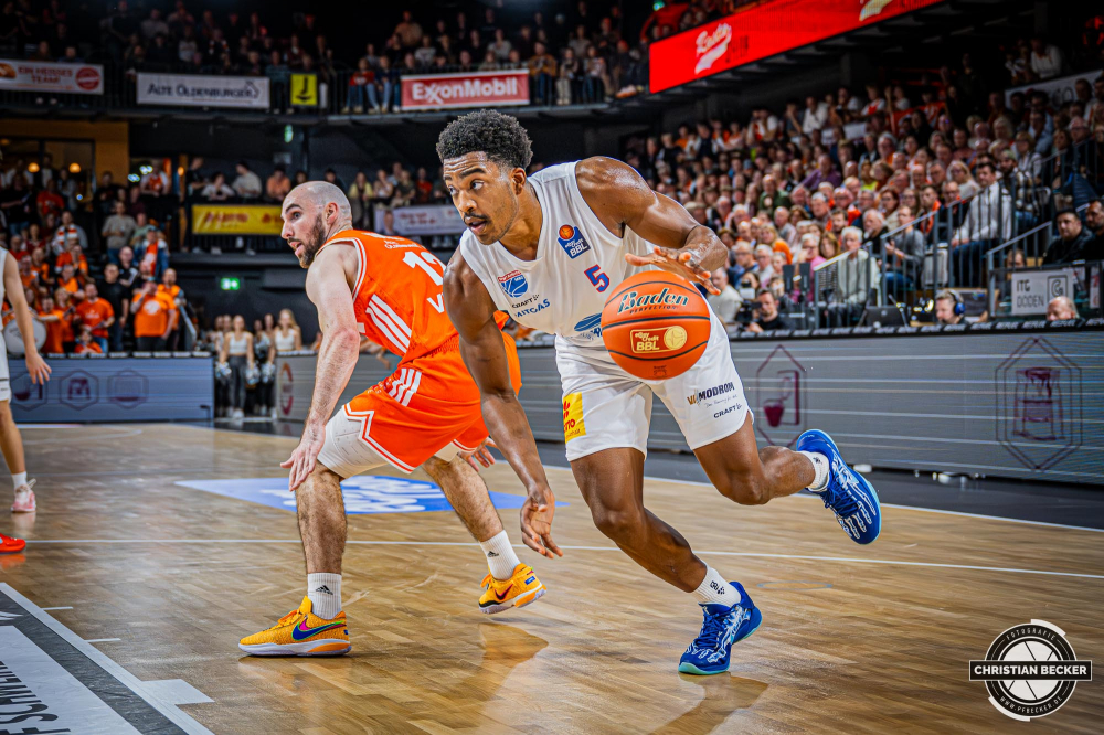 1. Basketball Bundesliga, easyCredit BBL, Saison 2025/2026, Herren, Hauptrunde, 3. Spieltag, 04.10.2025, RASTA Vechta - SYNTAINICS MBC
Marcus Foster (#5 - SYNTAINICS MBC) in Aktion
Schlüsselwörter: 04.10.2025;1. Bundesliga;3. Spieltag;BBL;Basketball;Hauptrunde;Liga;MBC;RASTA;RASTA Dome;Saison 2025/2026;Syntainics;Vechta;Wei&szlig;enfels;easycredit