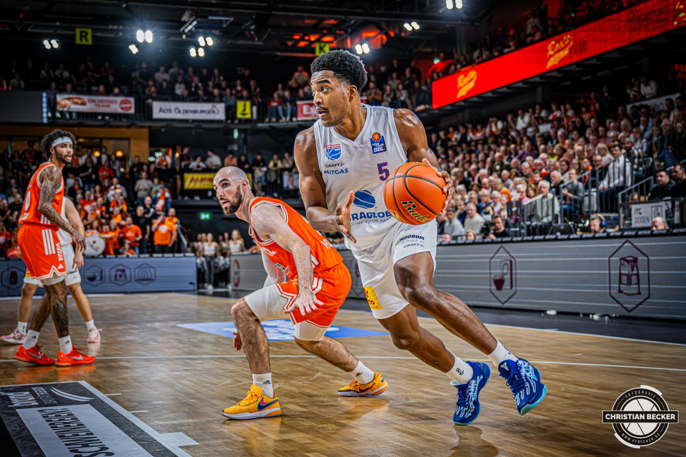 1. Basketball Bundesliga, easyCredit BBL, Saison 2025/2026, Herren, Hauptrunde, 3. Spieltag, 04.10.2025, RASTA Vechta - SYNTAINICS MBC
Marcus Foster (#5 - SYNTAINICS MBC) in Aktion
Schlüsselwörter: 04.10.2025;1. Bundesliga;3. Spieltag;BBL;Basketball;Hauptrunde;Liga;MBC;RASTA;RASTA Dome;Saison 2025/2026;Syntainics;Vechta;Wei&szlig;enfels;easycredit