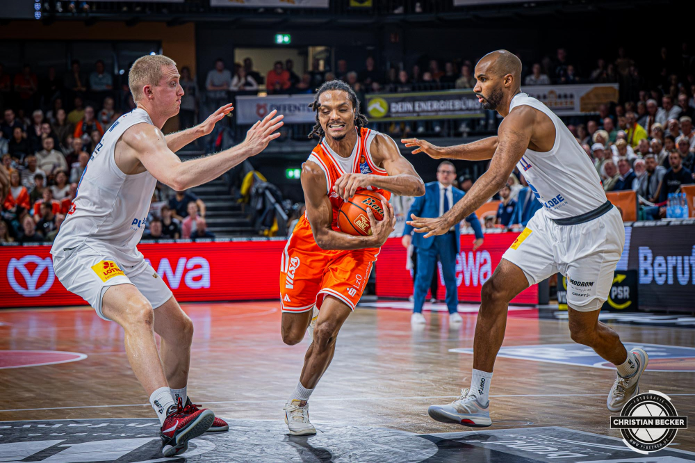 1. Basketball Bundesliga, easyCredit BBL, Saison 2025/2026, Herren, Hauptrunde, 3. Spieltag, 04.10.2025, RASTA Vechta - SYNTAINICS MBC
Alonzo Verge (#11 - RASTA Vechta) in Aktion
Schlüsselwörter: 04.10.2025;1. Bundesliga;3. Spieltag;BBL;Basketball;Hauptrunde;Liga;MBC;RASTA;RASTA Dome;Saison 2025/2026;Syntainics;Vechta;Wei&szlig;enfels;easycredit