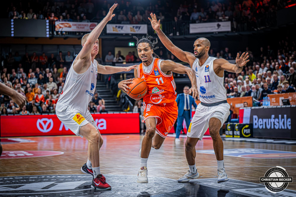 1. Basketball Bundesliga, easyCredit BBL, Saison 2025/2026, Herren, Hauptrunde, 3. Spieltag, 04.10.2025, RASTA Vechta - SYNTAINICS MBC
Alonzo Verge (#11 - RASTA Vechta) in Aktion
Schlüsselwörter: 04.10.2025;1. Bundesliga;3. Spieltag;BBL;Basketball;Hauptrunde;Liga;MBC;RASTA;RASTA Dome;Saison 2025/2026;Syntainics;Vechta;Wei&szlig;enfels;easycredit