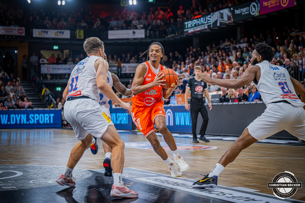 1. Basketball Bundesliga, easyCredit BBL, Saison 2025/2026, Herren, Hauptrunde, 3. Spieltag, 04.10.2025, RASTA Vechta - SYNTAINICS MBC
Alonzo Verge (#11 - RASTA Vechta) in Aktion
Schlüsselwörter: 04.10.2025;1. Bundesliga;3. Spieltag;BBL;Basketball;Hauptrunde;Liga;MBC;RASTA;RASTA Dome;Saison 2025/2026;Syntainics;Vechta;Wei&szlig;enfels;easycredit