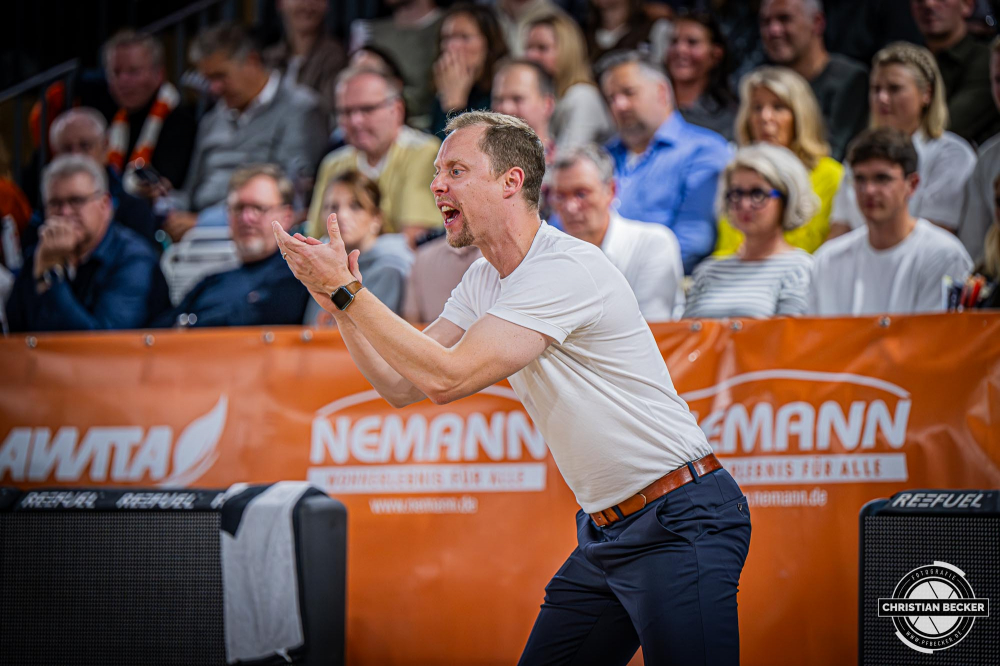 1. Basketball Bundesliga, easyCredit BBL, Saison 2025/2026, Herren, Hauptrunde, 3. Spieltag, 04.10.2025, RASTA Vechta - SYNTAINICS MBC
Christian Held (Head-Coach - RASTA Vechta) w&auml;hrend der Partie
Schlüsselwörter: 04.10.2025;1. Bundesliga;3. Spieltag;BBL;Basketball;Hauptrunde;Liga;MBC;RASTA;RASTA Dome;Saison 2025/2026;Syntainics;Vechta;Wei&szlig;enfels;easycredit