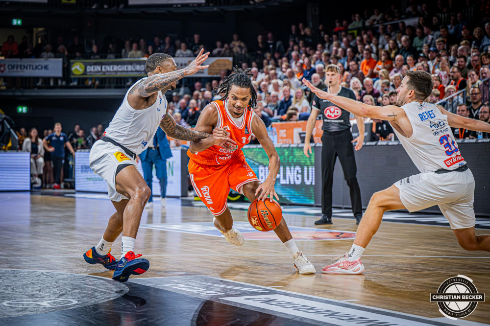 1. Basketball Bundesliga, easyCredit BBL, Saison 2025/2026, Herren, Hauptrunde, 3. Spieltag, 04.10.2025, RASTA Vechta - SYNTAINICS MBC
Alonzo Verge (#11 - RASTA Vechta) in Aktion
Schlüsselwörter: 04.10.2025;1. Bundesliga;3. Spieltag;BBL;Basketball;Hauptrunde;Liga;MBC;RASTA;RASTA Dome;Saison 2025/2026;Syntainics;Vechta;Wei&szlig;enfels;easycredit