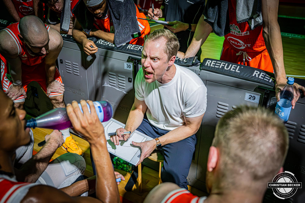 1. Basketball Bundesliga, easyCredit BBL, Saison 2025/2026, Herren, Hauptrunde, 3. Spieltag, 04.10.2025, RASTA Vechta - SYNTAINICS MBC
Christian Held (Head-Coach - RASTA Vechta) w&auml;hrend der Partie
Schlüsselwörter: 04.10.2025;1. Bundesliga;3. Spieltag;BBL;Basketball;Hauptrunde;Liga;MBC;RASTA;RASTA Dome;Saison 2025/2026;Syntainics;Vechta;Wei&szlig;enfels;easycredit