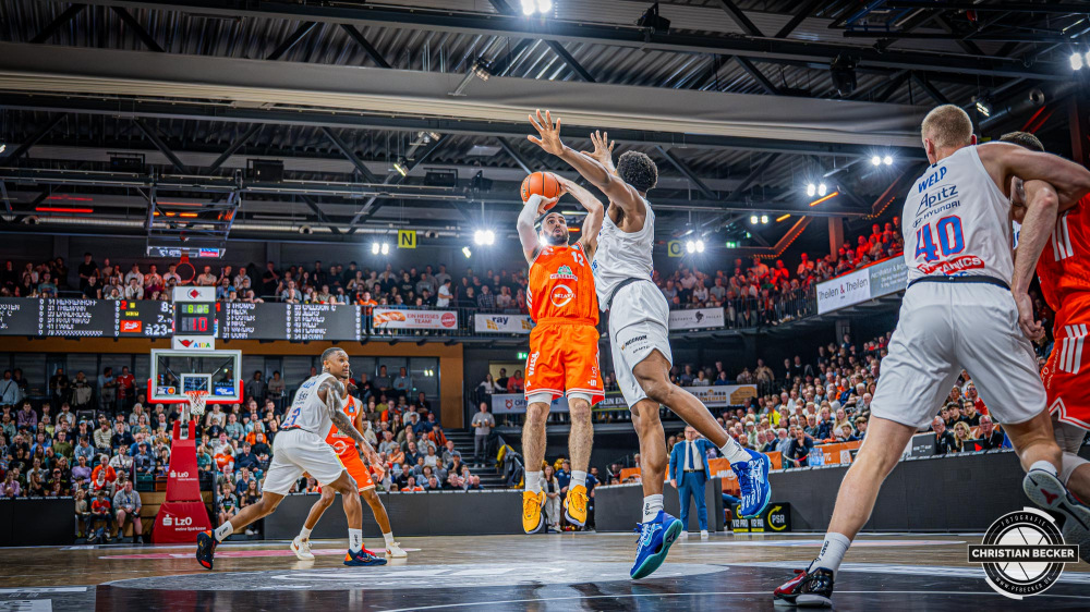 1. Basketball Bundesliga, easyCredit BBL, Saison 2025/2026, Herren, Hauptrunde, 3. Spieltag, 04.10.2025, RASTA Vechta - SYNTAINICS MBC
Tommy Kuhse (#12 - RASTA Vechta) beim Jumpshot
Schlüsselwörter: 04.10.2025;1. Bundesliga;3. Spieltag;BBL;Basketball;Hauptrunde;Liga;MBC;RASTA;RASTA Dome;Saison 2025/2026;Syntainics;Vechta;Wei&szlig;enfels;easycredit