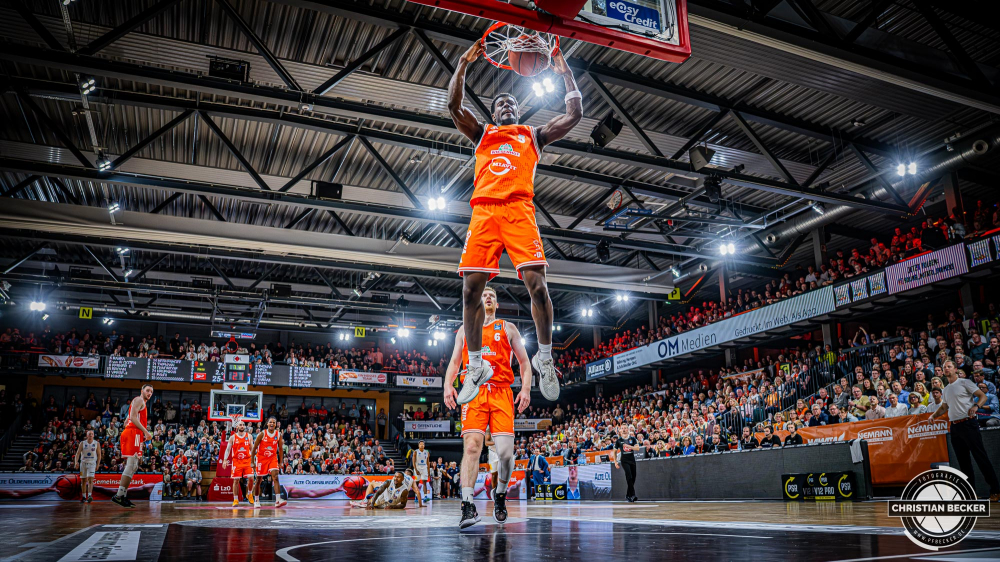 1. Basketball Bundesliga, easyCredit BBL, Saison 2025/2026, Herren, Hauptrunde, 3. Spieltag, 04.10.2025, RASTA Vechta - SYNTAINICS MBC
TJ Bamba (#5 - RASTA Vechta) beim Dunk
Schlüsselwörter: 04.10.2025;1. Bundesliga;3. Spieltag;BBL;Basketball;Hauptrunde;Liga;MBC;RASTA;RASTA Dome;Saison 2025/2026;Syntainics;Vechta;Wei&szlig;enfels;easycredit