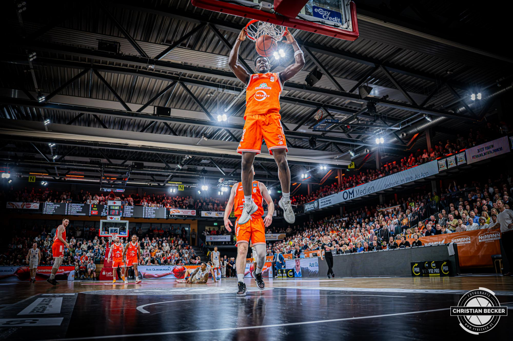 1. Basketball Bundesliga, easyCredit BBL, Saison 2025/2026, Herren, Hauptrunde, 3. Spieltag, 04.10.2025, RASTA Vechta - SYNTAINICS MBC
TJ Bamba (#5 - RASTA Vechta) beim Dunk
Schlüsselwörter: 04.10.2025;1. Bundesliga;3. Spieltag;BBL;Basketball;Hauptrunde;Liga;MBC;RASTA;RASTA Dome;Saison 2025/2026;Syntainics;Vechta;Wei&szlig;enfels;easycredit