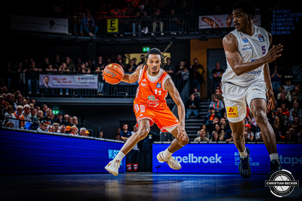 1. Basketball Bundesliga, easyCredit BBL, Saison 2025/2026, Herren, Hauptrunde, 3. Spieltag, 04.10.2025, RASTA Vechta - SYNTAINICS MBC
Alonzo Verge (#11 - RASTA Vechta) in Aktion
Schlüsselwörter: 04.10.2025;1. Bundesliga;3. Spieltag;BBL;Basketball;Hauptrunde;Liga;MBC;RASTA;RASTA Dome;Saison 2025/2026;Syntainics;Vechta;Wei&szlig;enfels;easycredit