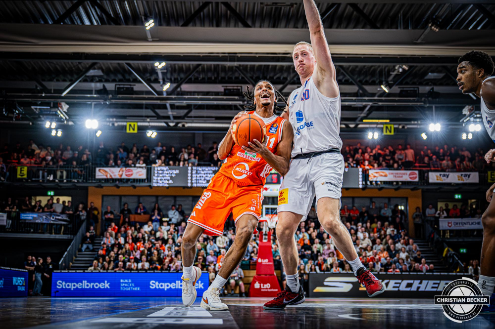 1. Basketball Bundesliga, easyCredit BBL, Saison 2025/2026, Herren, Hauptrunde, 3. Spieltag, 04.10.2025, RASTA Vechta - SYNTAINICS MBC
Alonzo Verge (#11 - RASTA Vechta) in Aktion
Schlüsselwörter: 04.10.2025;1. Bundesliga;3. Spieltag;BBL;Basketball;Hauptrunde;Liga;MBC;RASTA;RASTA Dome;Saison 2025/2026;Syntainics;Vechta;Wei&szlig;enfels;easycredit