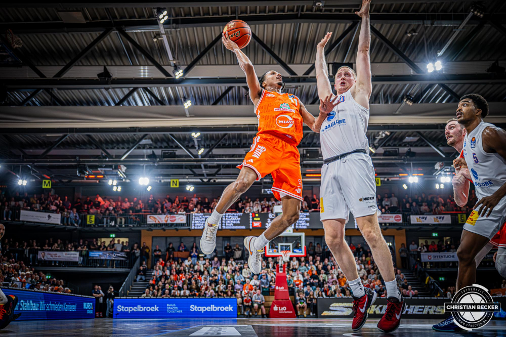 1. Basketball Bundesliga, easyCredit BBL, Saison 2025/2026, Herren, Hauptrunde, 3. Spieltag, 04.10.2025, RASTA Vechta - SYNTAINICS MBC
Alonzo Verge (#11 - RASTA Vechta) beim Korbleger
Schlüsselwörter: 04.10.2025;1. Bundesliga;3. Spieltag;BBL;Basketball;Hauptrunde;Liga;MBC;RASTA;RASTA Dome;Saison 2025/2026;Syntainics;Vechta;Wei&szlig;enfels;easycredit