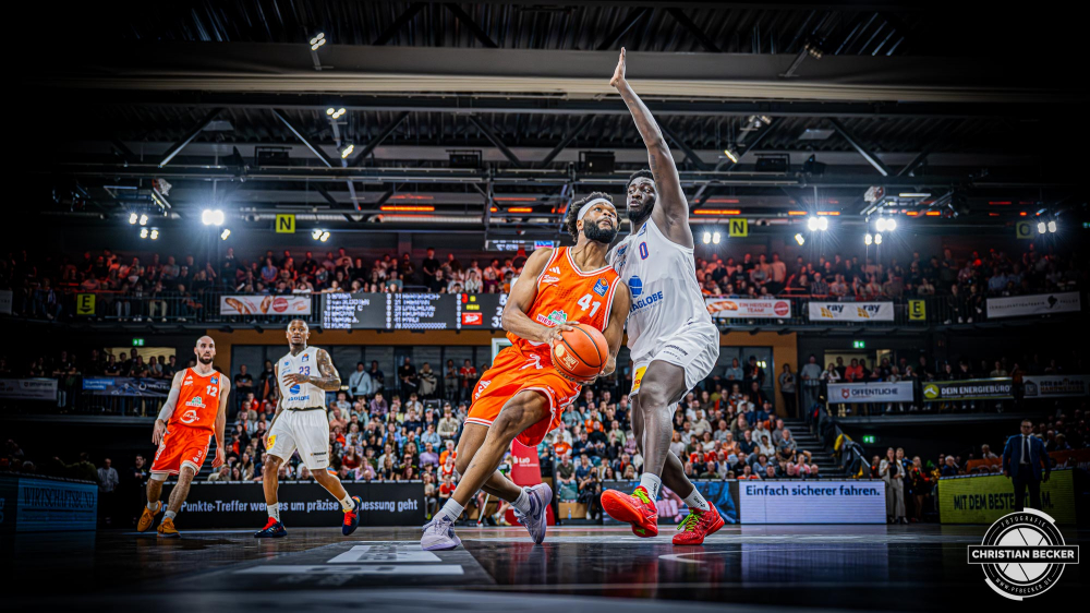 1. Basketball Bundesliga, easyCredit BBL, Saison 2025/2026, Herren, Hauptrunde, 3. Spieltag, 04.10.2025, RASTA Vechta - SYNTAINICS MBC
Lloyd Pandi (#41 - RASTA Vechta) in Aktion
Schlüsselwörter: 04.10.2025;1. Bundesliga;3. Spieltag;BBL;Basketball;Hauptrunde;Liga;MBC;RASTA;RASTA Dome;Saison 2025/2026;Syntainics;Vechta;Wei&szlig;enfels;easycredit