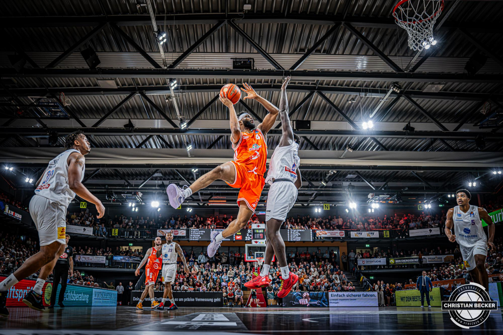 1. Basketball Bundesliga, easyCredit BBL, Saison 2025/2026, Herren, Hauptrunde, 3. Spieltag, 04.10.2025, RASTA Vechta - SYNTAINICS MBC
Lloyd Pandi (#41 - RASTA Vechta) beim Korbleger
Schlüsselwörter: 04.10.2025;1. Bundesliga;3. Spieltag;BBL;Basketball;Hauptrunde;Liga;MBC;RASTA;RASTA Dome;Saison 2025/2026;Syntainics;Vechta;Wei&szlig;enfels;easycredit