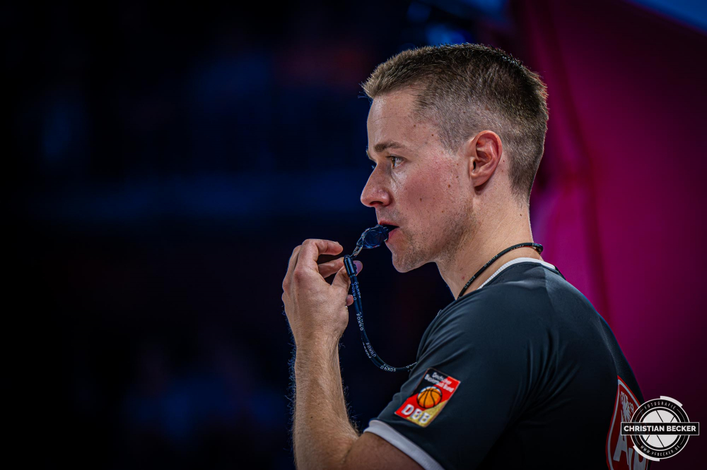 1. Basketball Bundesliga, easyCredit BBL, Saison 2025/2026, Herren, Hauptrunde, 3. Spieltag, 04.10.2025, RASTA Vechta - SYNTAINICS MBC
Christian Theis (Schiedsrichter BBL) w&auml;hrend der Partie
Schlüsselwörter: 04.10.2025;1. Bundesliga;3. Spieltag;BBL;Basketball;Hauptrunde;Liga;MBC;RASTA;RASTA Dome;Saison 2025/2026;Syntainics;Vechta;Wei&szlig;enfels;easycredit