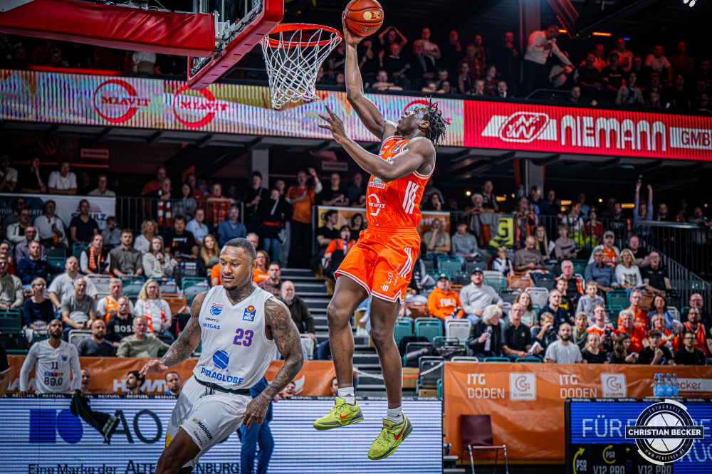 1. Basketball Bundesliga, easyCredit BBL, Saison 2025/2026, Herren, Hauptrunde, 3. Spieltag, 04.10.2025, RASTA Vechta - SYNTAINICS MBC
Malcolm Dandridge (#23 - RASTA Vechta) beim Korbleger
Schlüsselwörter: 04.10.2025;1. Bundesliga;3. Spieltag;BBL;Basketball;Hauptrunde;Liga;MBC;RASTA;RASTA Dome;Saison 2025/2026;Syntainics;Vechta;Wei&szlig;enfels;easycredit