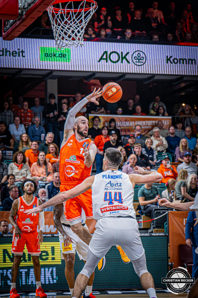 1. Basketball Bundesliga, easyCredit BBL, Saison 2025/2026, Herren, Hauptrunde, 3. Spieltag, 04.10.2025, RASTA Vechta - SYNTAINICS MBC
Tommy Kuhse (#12 - RASTA Vechta) in Aktion
Schlüsselwörter: 04.10.2025;1. Bundesliga;3. Spieltag;BBL;Basketball;Hauptrunde;Liga;MBC;RASTA;RASTA Dome;Saison 2025/2026;Syntainics;Vechta;Wei&szlig;enfels;easycredit