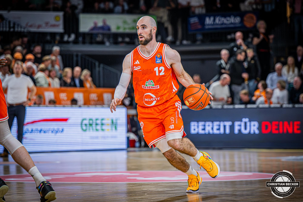 1. Basketball Bundesliga, easyCredit BBL, Saison 2025/2026, Herren, Hauptrunde, 3. Spieltag, 04.10.2025, RASTA Vechta - SYNTAINICS MBC
Tommy Kuhse (#12 - RASTA Vechta) in Aktion
Schlüsselwörter: 04.10.2025;1. Bundesliga;3. Spieltag;BBL;Basketball;Hauptrunde;Liga;MBC;RASTA;RASTA Dome;Saison 2025/2026;Syntainics;Vechta;Wei&szlig;enfels;easycredit