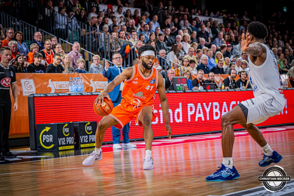 1. Basketball Bundesliga, easyCredit BBL, Saison 2025/2026, Herren, Hauptrunde, 3. Spieltag, 04.10.2025, RASTA Vechta - SYNTAINICS MBC
Lloyd Pandi (#41 - RASTA Vechta) in Aktion
Schlüsselwörter: 04.10.2025;1. Bundesliga;3. Spieltag;BBL;Basketball;Hauptrunde;Liga;MBC;RASTA;RASTA Dome;Saison 2025/2026;Syntainics;Vechta;Wei&szlig;enfels;easycredit