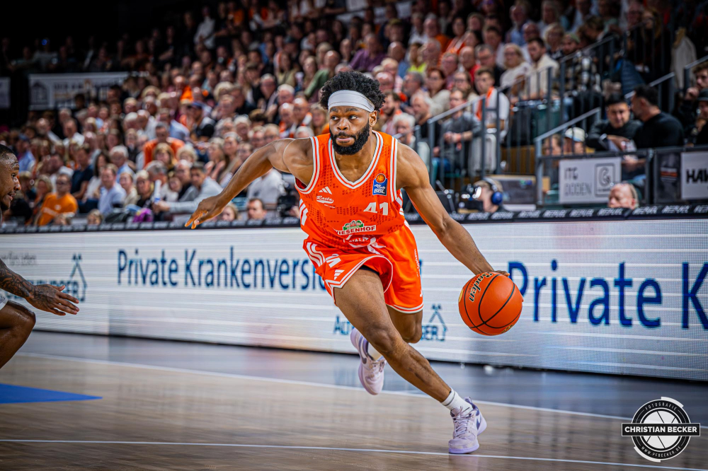 1. Basketball Bundesliga, easyCredit BBL, Saison 2025/2026, Herren, Hauptrunde, 3. Spieltag, 04.10.2025, RASTA Vechta - SYNTAINICS MBC
Lloyd Pandi (#41 - RASTA Vechta) in Aktion
Schlüsselwörter: 04.10.2025;1. Bundesliga;3. Spieltag;BBL;Basketball;Hauptrunde;Liga;MBC;RASTA;RASTA Dome;Saison 2025/2026;Syntainics;Vechta;Wei&szlig;enfels;easycredit