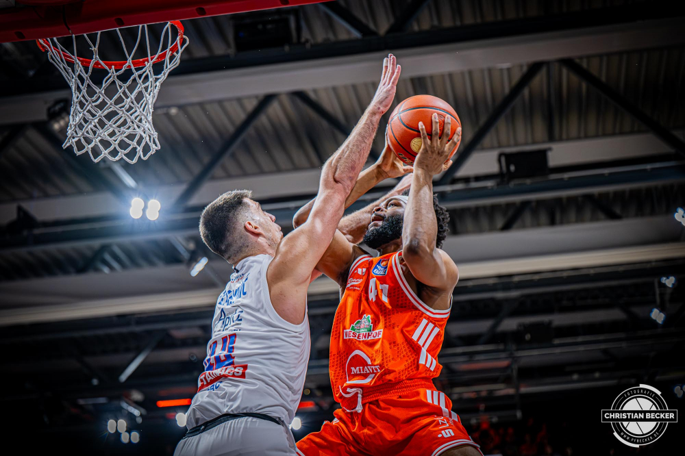 1. Basketball Bundesliga, easyCredit BBL, Saison 2025/2026, Herren, Hauptrunde, 3. Spieltag, 04.10.2025, RASTA Vechta - SYNTAINICS MBC
Lloyd Pandi (#41 - RASTA Vechta) beim Korbleger
Schlüsselwörter: 04.10.2025;1. Bundesliga;3. Spieltag;BBL;Basketball;Hauptrunde;Liga;MBC;RASTA;RASTA Dome;Saison 2025/2026;Syntainics;Vechta;Wei&szlig;enfels;easycredit