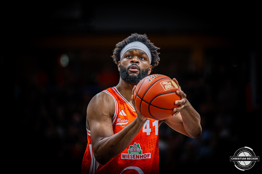 1. Basketball Bundesliga, easyCredit BBL, Saison 2025/2026, Herren, Hauptrunde, 3. Spieltag, 04.10.2025, RASTA Vechta - SYNTAINICS MBC
Lloyd Pandi (#41 - RASTA Vechta) w&auml;hrend der Partie
Schlüsselwörter: 04.10.2025;1. Bundesliga;3. Spieltag;BBL;Basketball;Hauptrunde;Liga;MBC;RASTA;RASTA Dome;Saison 2025/2026;Syntainics;Vechta;Wei&szlig;enfels;easycredit