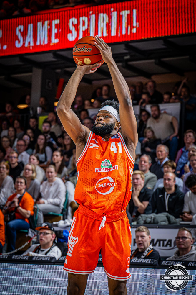 1. Basketball Bundesliga, easyCredit BBL, Saison 2025/2026, Herren, Hauptrunde, 3. Spieltag, 04.10.2025, RASTA Vechta - SYNTAINICS MBC
Lloyd Pandi (#41 - RASTA Vechta) beim Jumpshot
Schlüsselwörter: 04.10.2025;1. Bundesliga;3. Spieltag;BBL;Basketball;Hauptrunde;Liga;MBC;RASTA;RASTA Dome;Saison 2025/2026;Syntainics;Vechta;Wei&szlig;enfels;easycredit