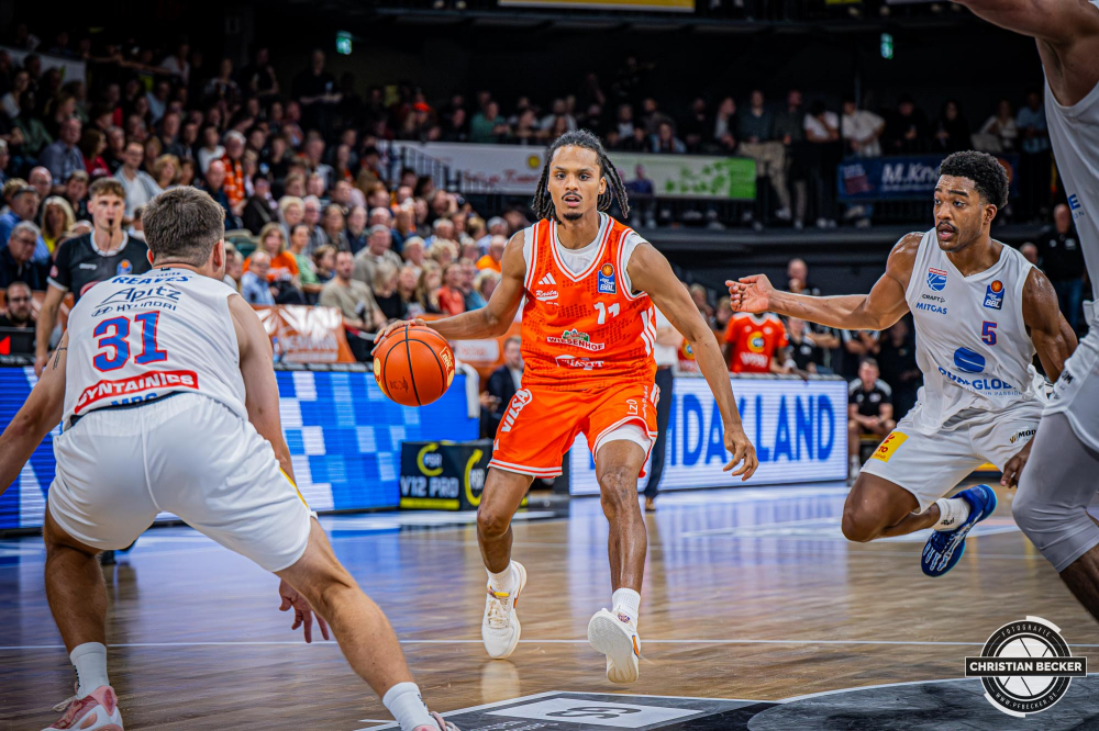 1. Basketball Bundesliga, easyCredit BBL, Saison 2025/2026, Herren, Hauptrunde, 3. Spieltag, 04.10.2025, RASTA Vechta - SYNTAINICS MBC
Alonzo Verge (#11 - RASTA Vechta) in Aktion
Schlüsselwörter: 04.10.2025;1. Bundesliga;3. Spieltag;BBL;Basketball;Hauptrunde;Liga;MBC;RASTA;RASTA Dome;Saison 2025/2026;Syntainics;Vechta;Wei&szlig;enfels;easycredit