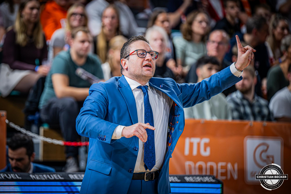 1. Basketball Bundesliga, easyCredit BBL, Saison 2025/2026, Herren, Hauptrunde, 3. Spieltag, 04.10.2025, RASTA Vechta - SYNTAINICS MBC
Marco Ramondino (Head Coach - SYNTAINICS MBC) w&auml;hrend der Partie
Schlüsselwörter: 04.10.2025;1. Bundesliga;3. Spieltag;BBL;Basketball;Hauptrunde;Liga;MBC;RASTA;RASTA Dome;Saison 2025/2026;Syntainics;Vechta;Wei&szlig;enfels;easycredit