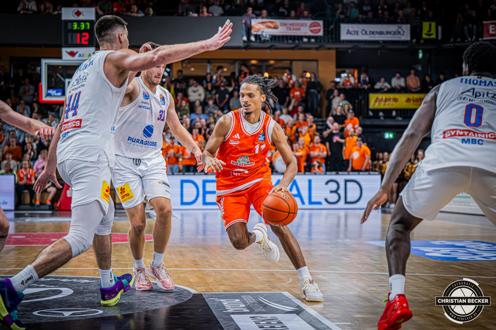 1. Basketball Bundesliga, easyCredit BBL, Saison 2025/2026, Herren, Hauptrunde, 3. Spieltag, 04.10.2025, RASTA Vechta - SYNTAINICS MBC
Alonzo Verge (#11 - RASTA Vechta) in Aktion
Schlüsselwörter: 04.10.2025;1. Bundesliga;3. Spieltag;BBL;Basketball;Hauptrunde;Liga;MBC;RASTA;RASTA Dome;Saison 2025/2026;Syntainics;Vechta;Wei&szlig;enfels;easycredit