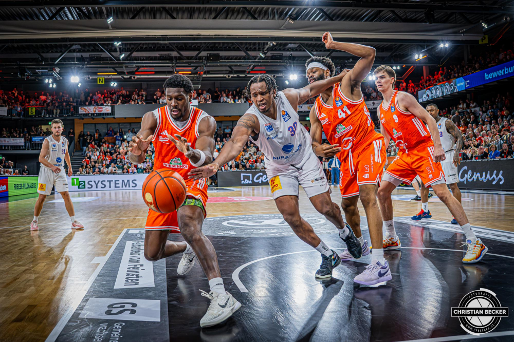 1. Basketball Bundesliga, easyCredit BBL, Saison 2025/2026, Herren, Hauptrunde, 3. Spieltag, 04.10.2025, RASTA Vechta - SYNTAINICS MBC
RASTA Vechta gegen SYNTAINICS MBC
Schlüsselwörter: 04.10.2025;1. Bundesliga;3. Spieltag;BBL;Basketball;Hauptrunde;Liga;MBC;RASTA;RASTA Dome;Saison 2025/2026;Syntainics;Vechta;Wei&szlig;enfels;easycredit