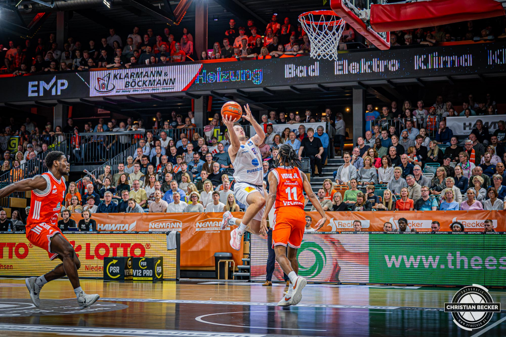 1. Basketball Bundesliga, easyCredit BBL, Saison 2025/2026, Herren, Hauptrunde, 3. Spieltag, 04.10.2025, RASTA Vechta - SYNTAINICS MBC
Spencer Reaves (#31 - SYNTAINICS MBC) beim Korbleger
Schlüsselwörter: 04.10.2025;1. Bundesliga;3. Spieltag;BBL;Basketball;Hauptrunde;Liga;MBC;RASTA;RASTA Dome;Saison 2025/2026;Syntainics;Vechta;Wei&szlig;enfels;easycredit
